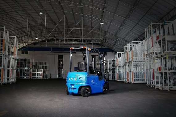 코오롱글로벌이 국내 전기 지게차 공급을 위해 중국 BYD사와 전략적 협력관계를 구축했다. (사진=코오롱글로벌)