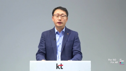 구현모 KT 대표이사가 1일 저녁(한국시간) ‘GTI 서밋(summit) 2020’에서 ‘5G 현주소와 전략’을 주제로 기조연설을 하고 있다. (제공=KT)