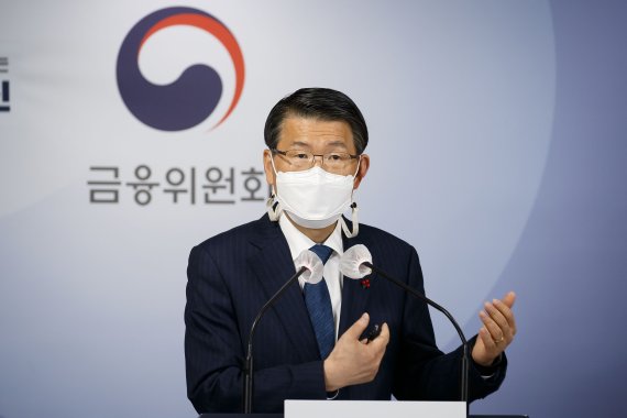은성수 금융위원장이 지난 18일 서울 종로구 정부서울청사 합동브리핑실에서 2021년 금융위원회 업무계획을 설명하고 있다.