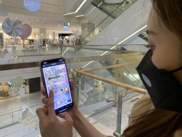 현대백화점 판교점은 오는 14일부터 30일까지 휴대폰을 통해 360도로 매장을 구경할 수 있는 VR 백화점 ‘VR 판교랜드’를 운영한다. (사진=연합뉴스)