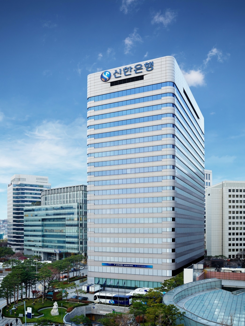 신한은행은 KT가 운영하는 상권분석플랫폼 '잘나가게'에서 비대면 사업자 대출인 '쏠편한 사업자 대출 한도 조회 서비스'를 제공한다고 22일 밝혔다. (사진=신한은행)