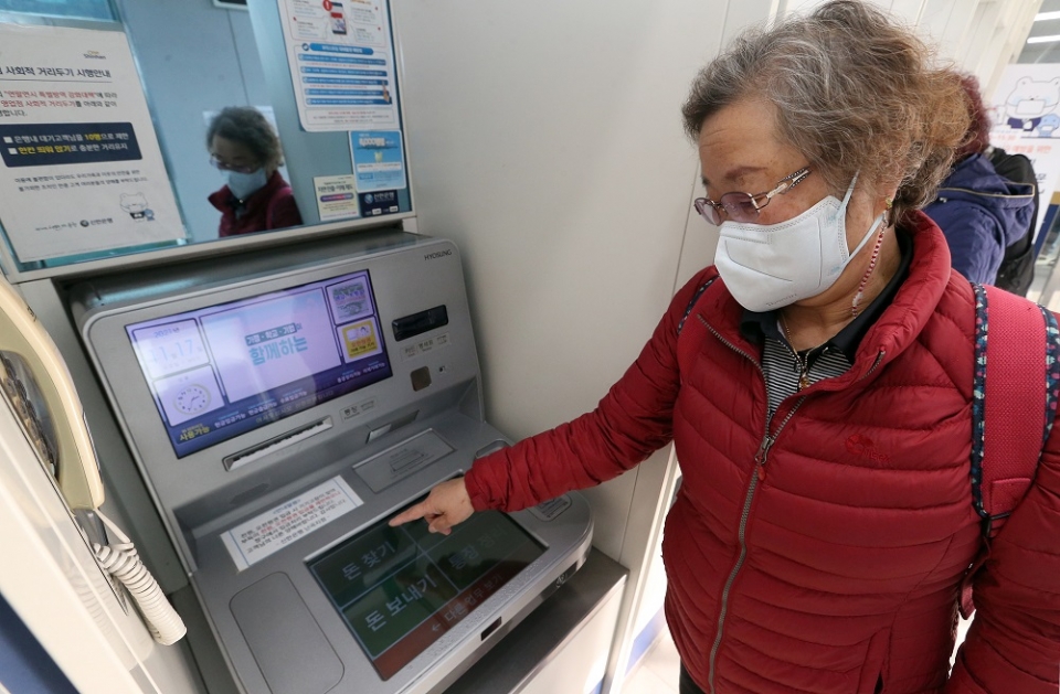 서울시 관악구에 위치한 신한은행 난곡지점의 ATM에 ‘시니어 고객 맞춤형 ATM 서비스’를 적용한 모습과 실제 시니어 고객이 이용하는 모습. (사진=신한은행)