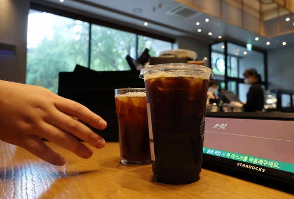 서울의 한 커피 전문점에서 한 시민이 커피를 1회용컵에 담아 가져가고 있다. (사진=연합뉴스)