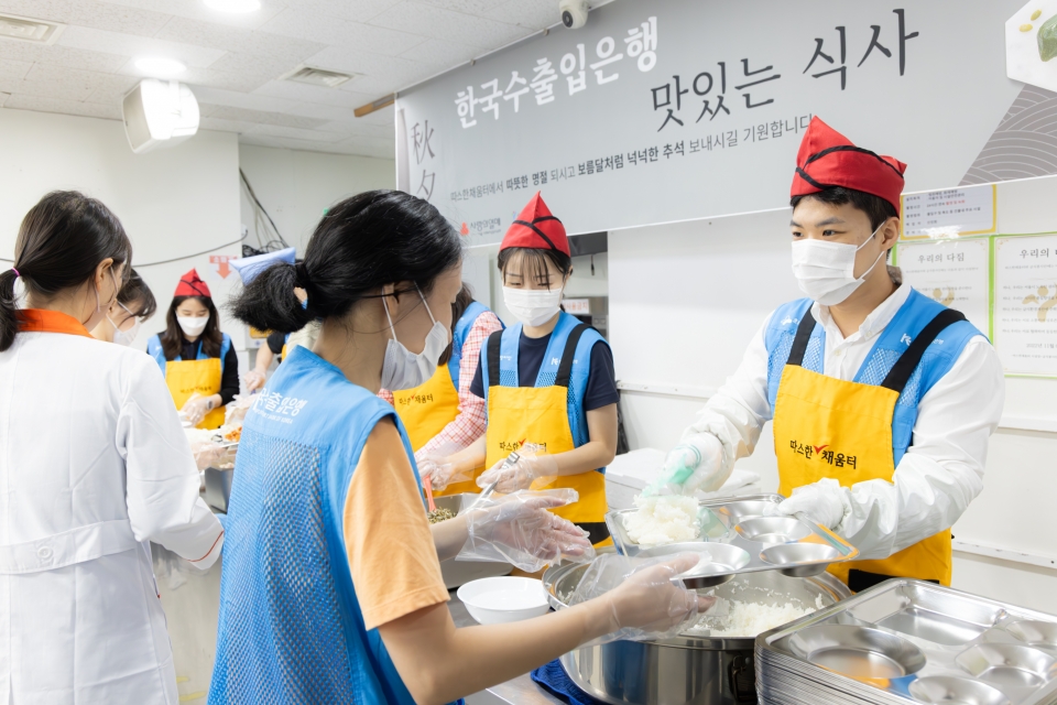 한국수출입은행 직원들은 추석 명절을 앞둔 9월 21일 서울역 인근 무료급식소에서 배식 봉사활동을 펼쳤다. 사진=수은
