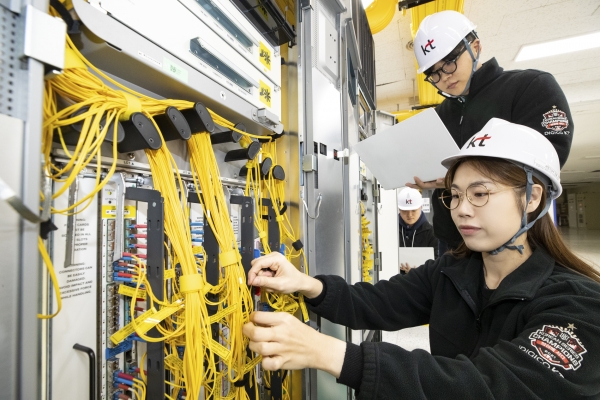 대전광역시 중구 KT문화빌딩에서 KT 네트워크 전문가가 차세대 SDN 컨트롤러를 활용해 인터넷 네트워크 장비를 관리하고 있다.(사진=KT)